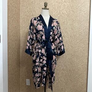 VTG 80s 90s Cottagecore Floral Pink & Navy Satin Robe 
Good condition